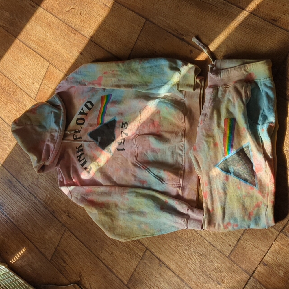Pink Floyd hoodie and sweatpants